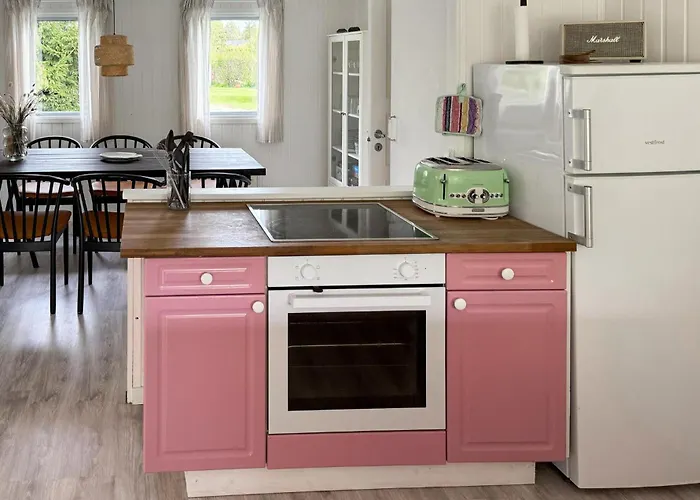 4 Bedroom Cozy In Semesterbostad *